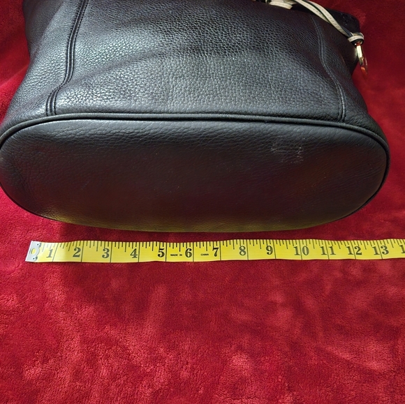 Michael Kors Jet Set Black Leather Tote - Picture 5 of 15